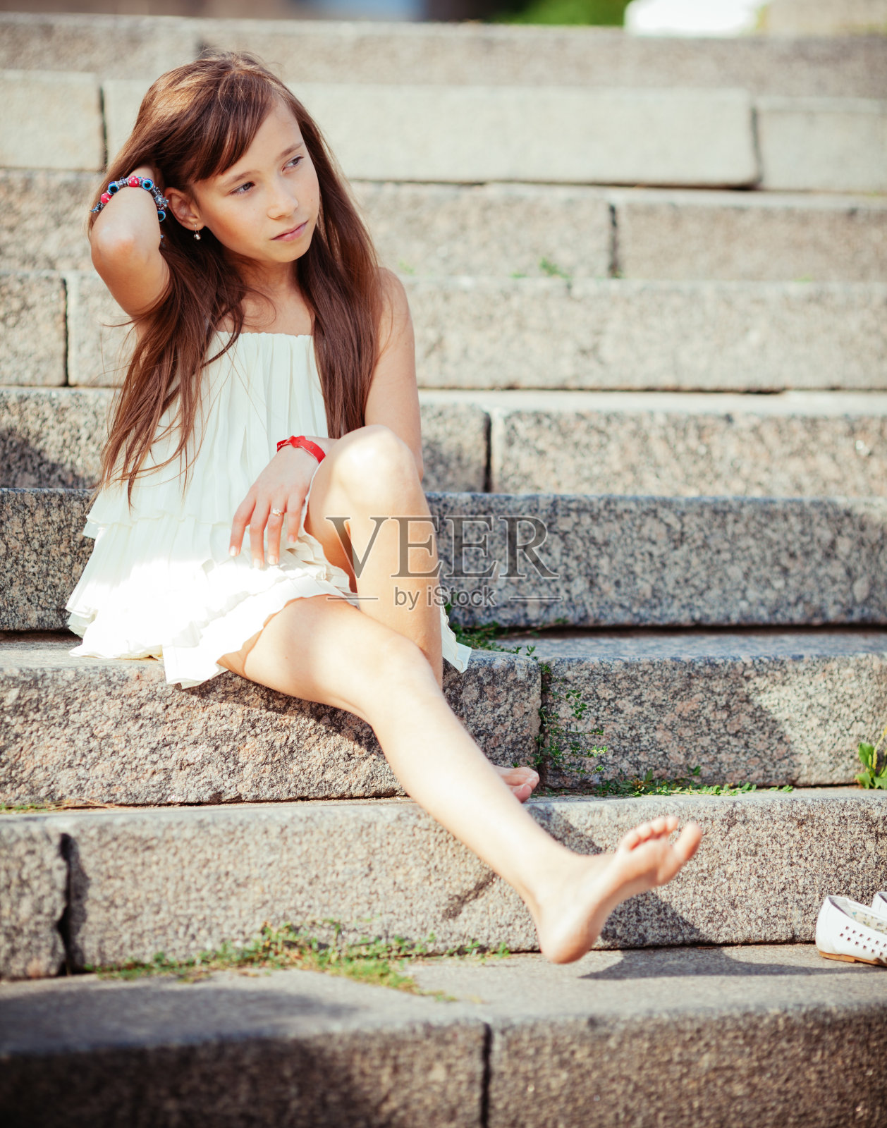 小女孩在户外照片摄影图片