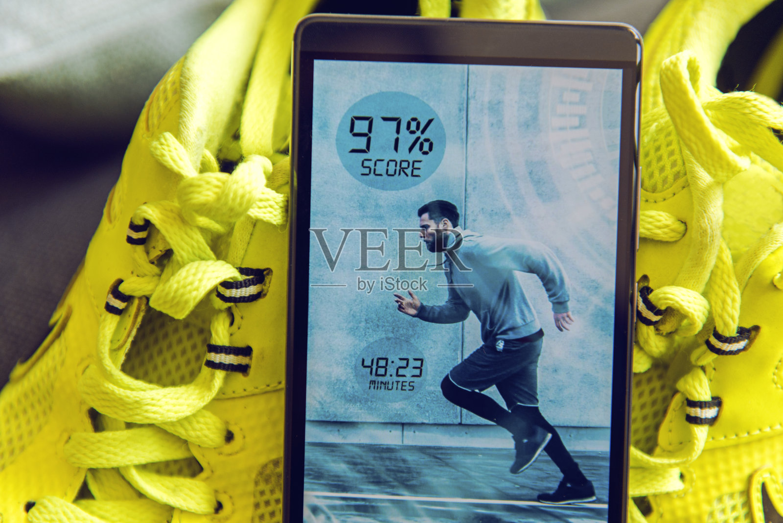 在智能手机上运行应用程序的特写照片摄影图片