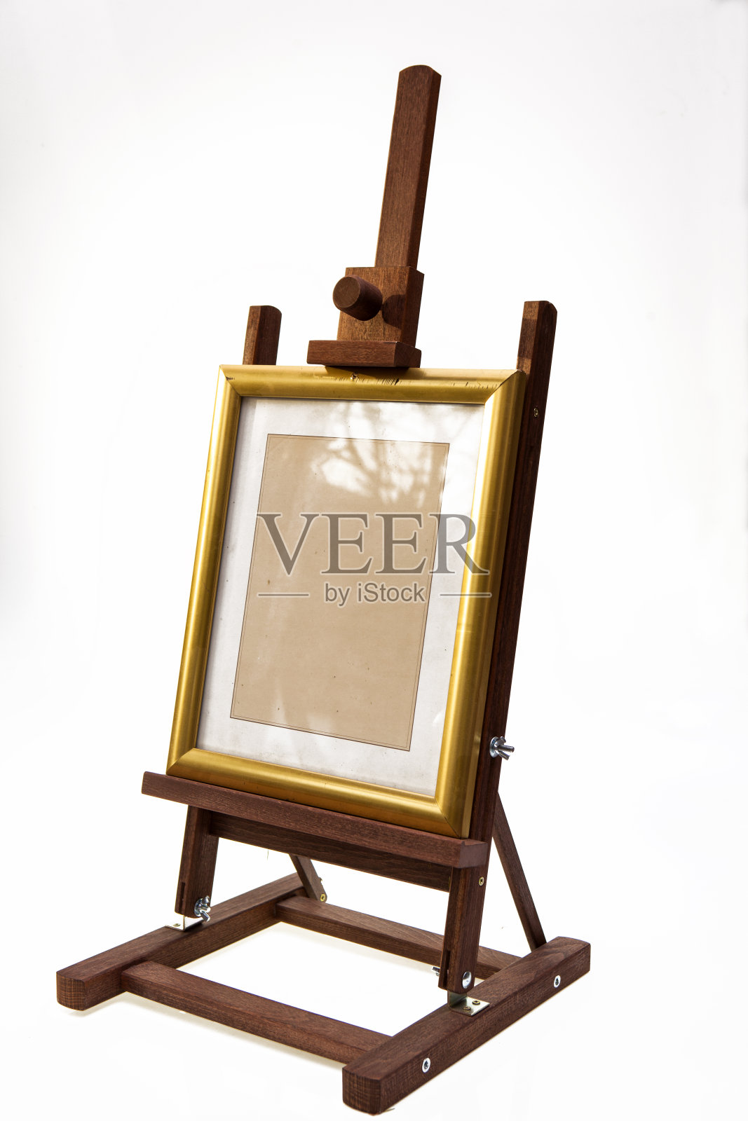 空白框架上的木制画架-复制空间照片摄影图片