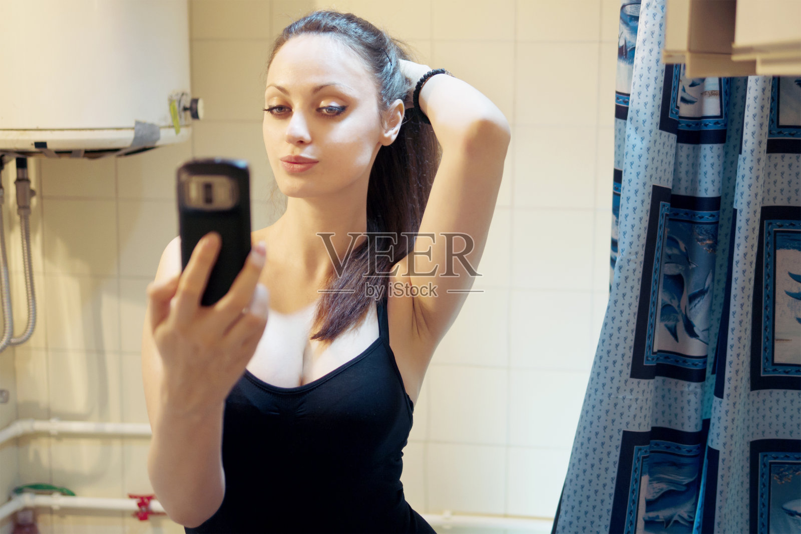 浴室的镜子上有问题照片摄影图片