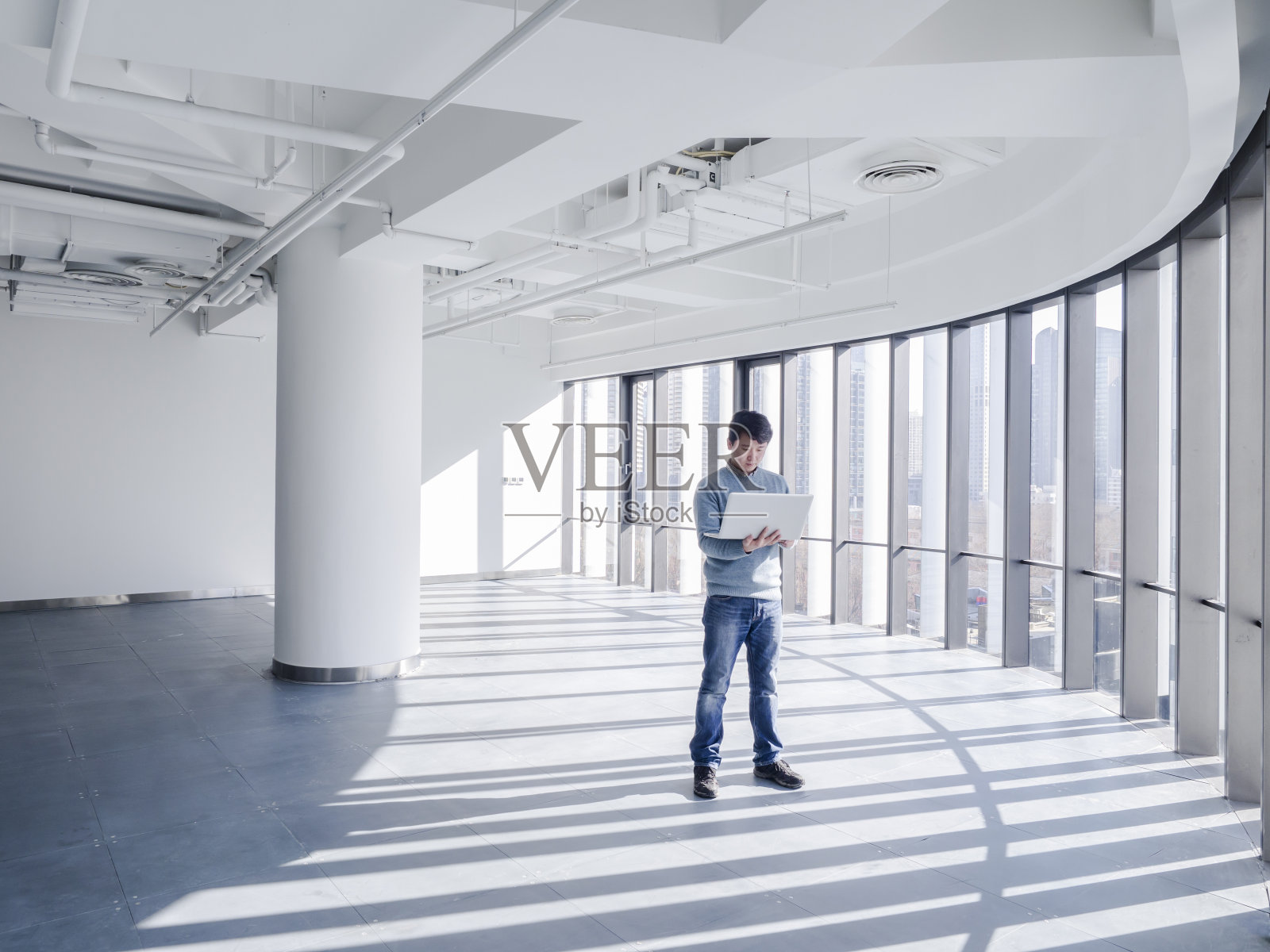 在办公室工作的亚洲商人照片摄影图片