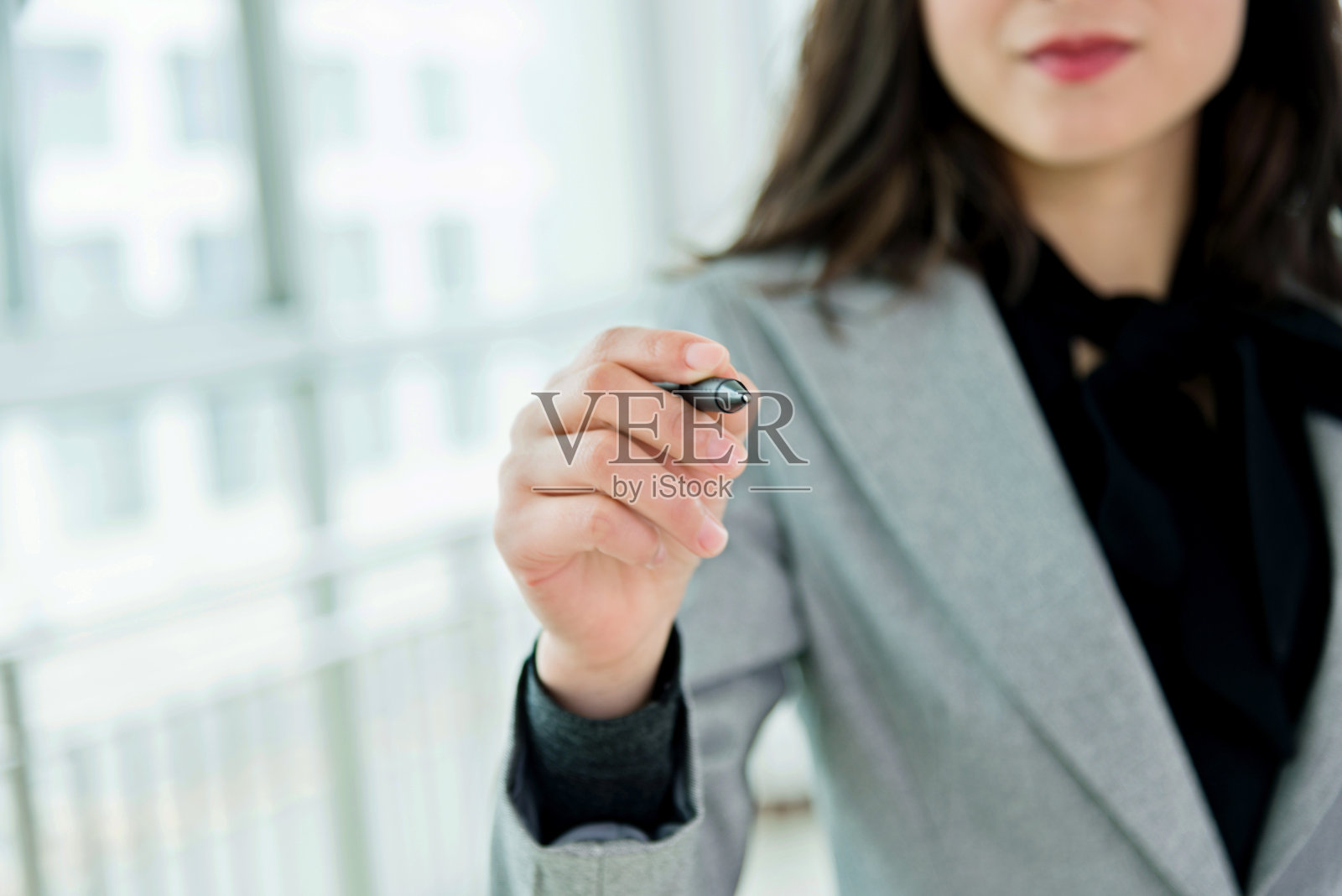 女商人在空白处写字照片摄影图片