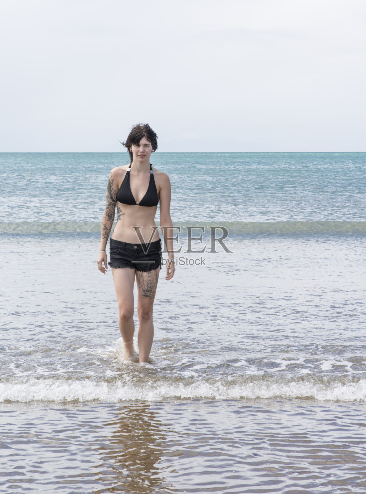 沙滩上的女孩照片摄影图片