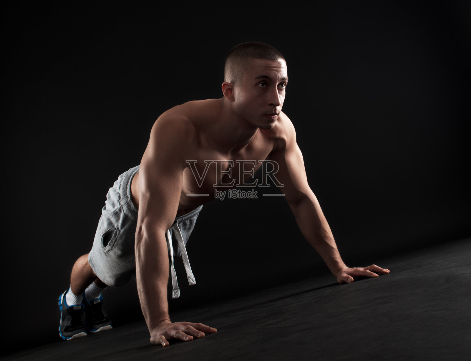 健身的人在做俯卧撑照片摄影图片