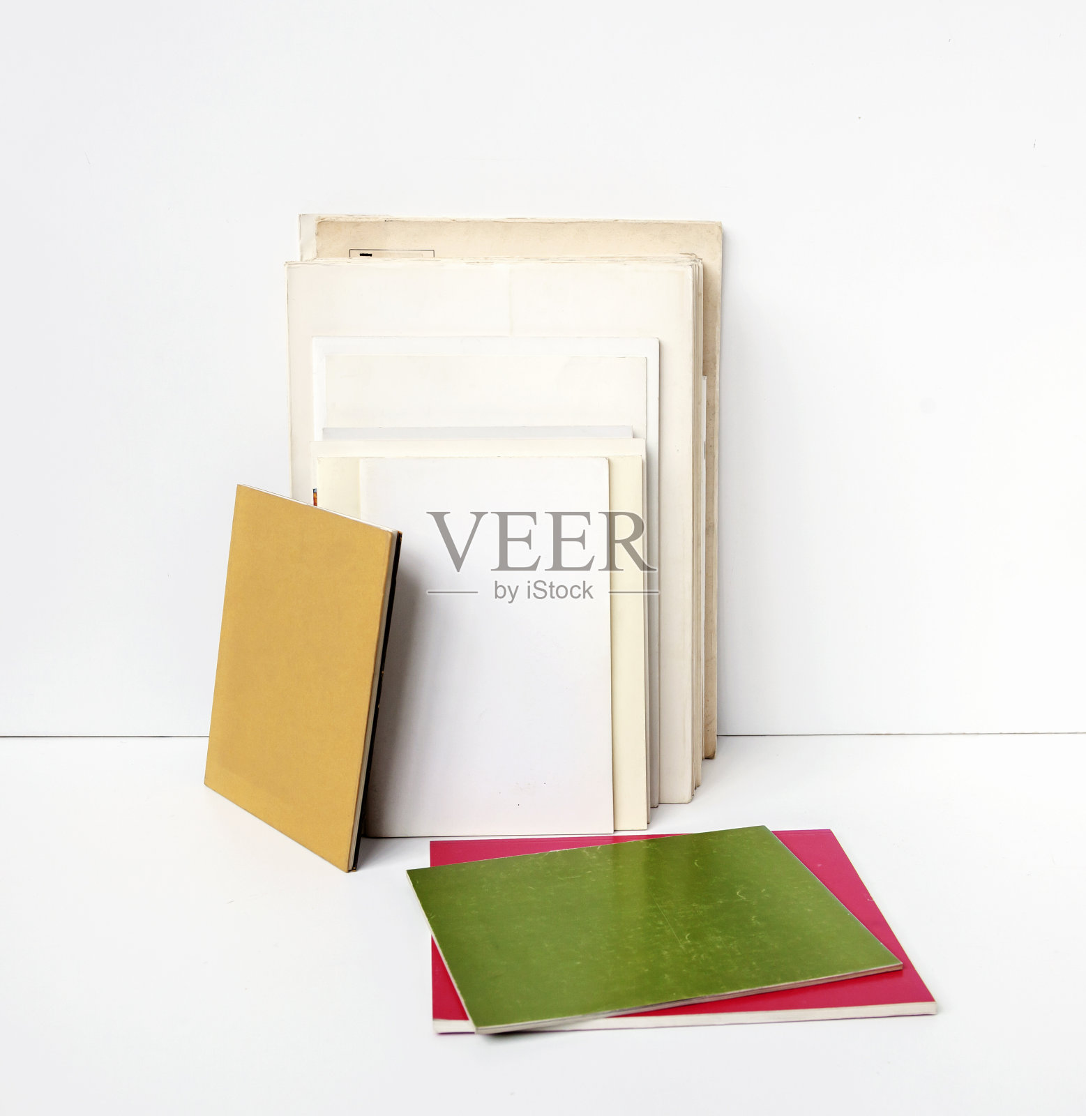 白色背景上的一堆旧小册子。照片摄影图片