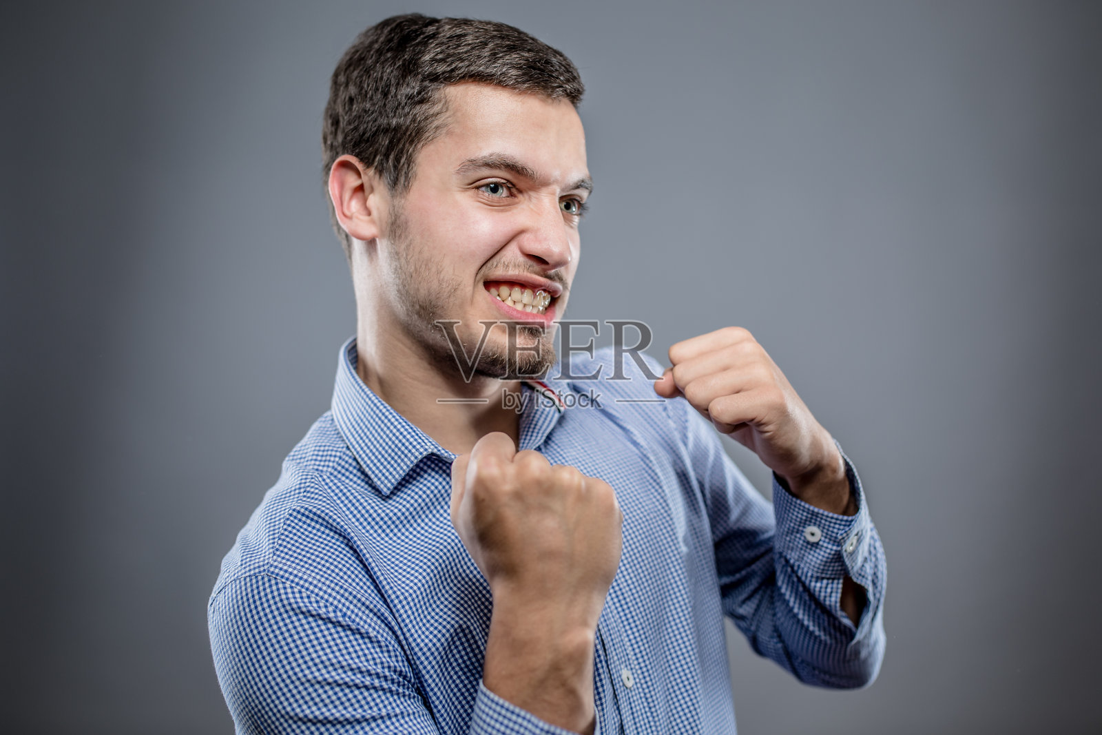 兴奋的年轻人照片摄影图片