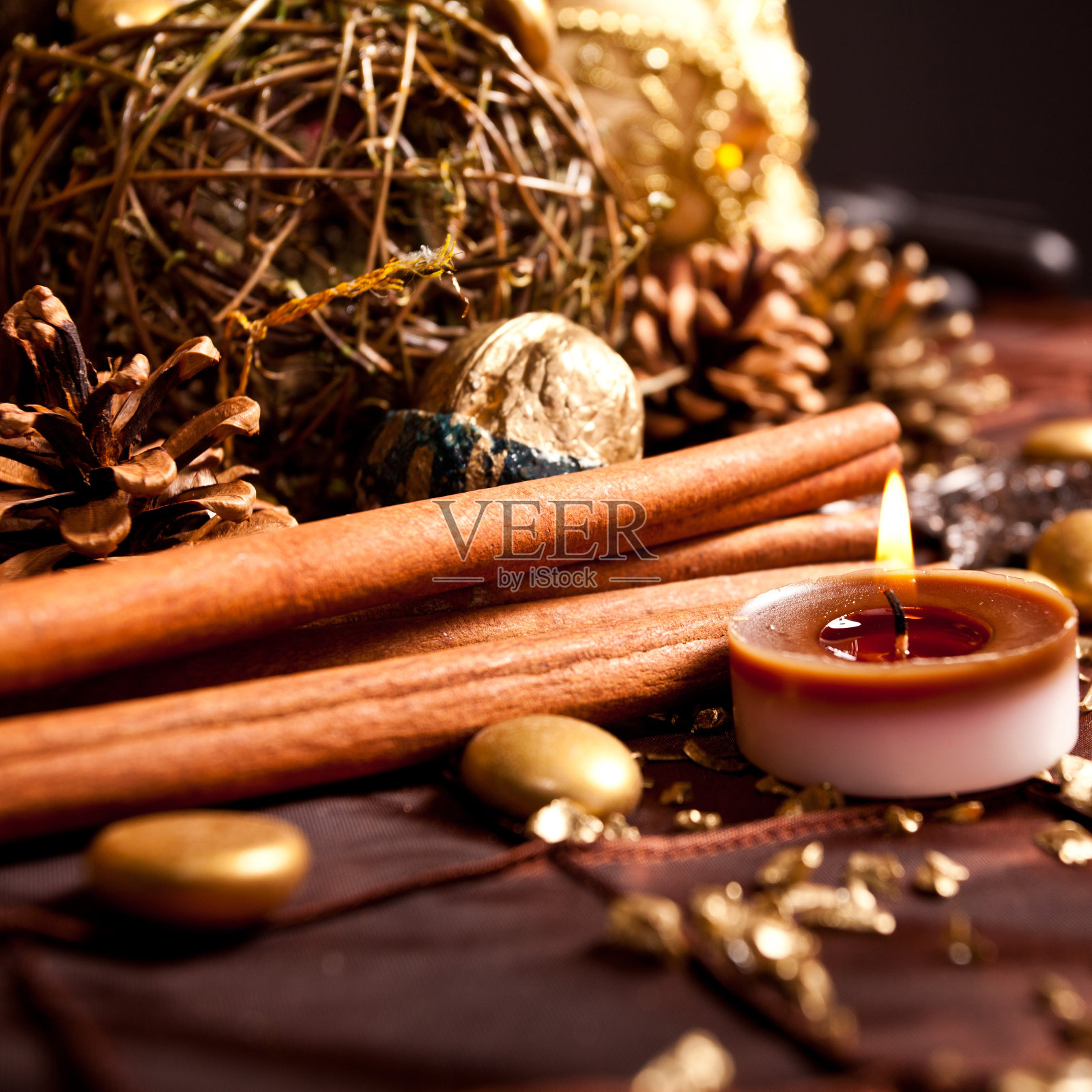 圣诞礼物和装饰品布置得很好照片摄影图片