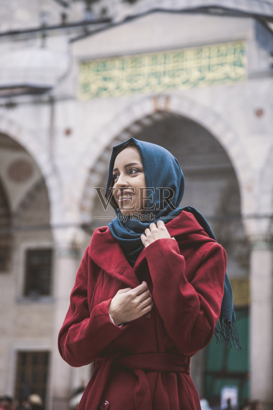 戴头巾的漂亮女人照片摄影图片