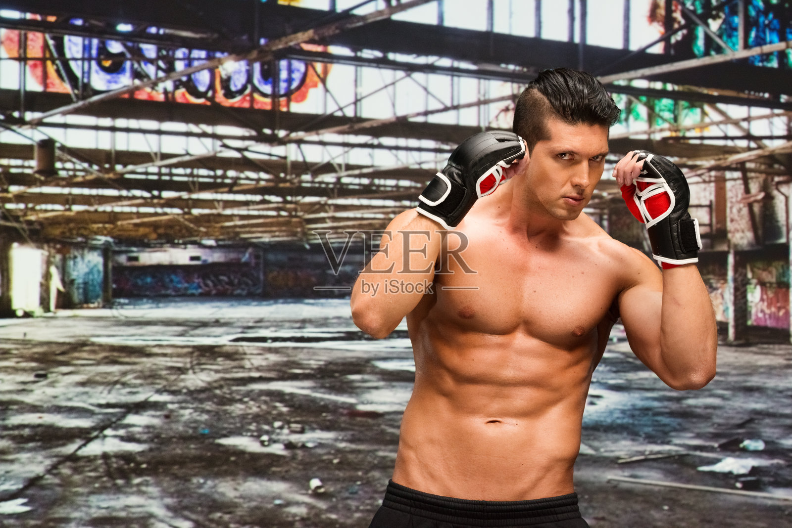 肌肉发达的战士在仓库搏斗照片摄影图片