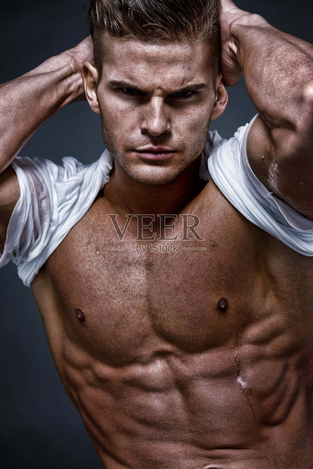 黑色背景前的肌肉男照片摄影图片