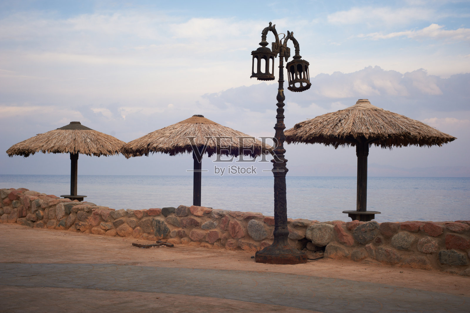 空无一人的长椅照片摄影图片