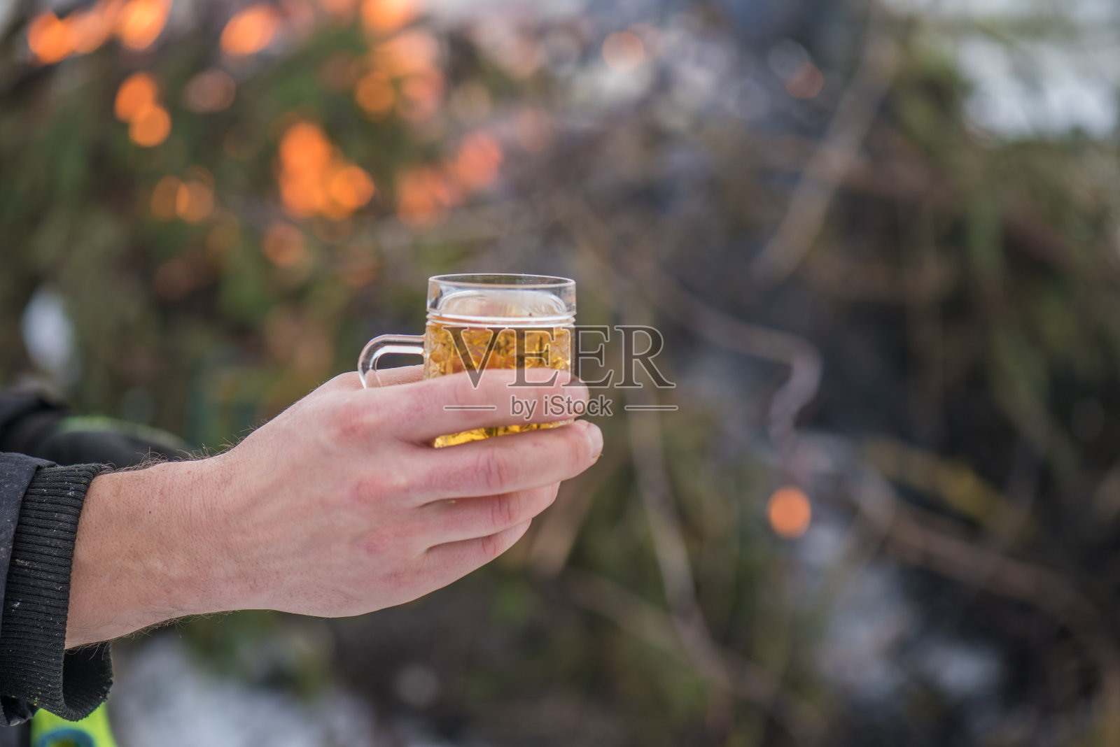 手里拿着热苹果酒照片摄影图片