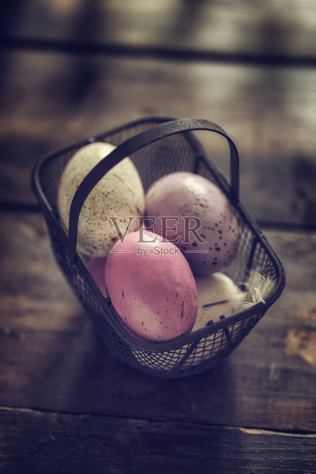 彩色复活节彩蛋装饰在木制的背景照片摄影图片