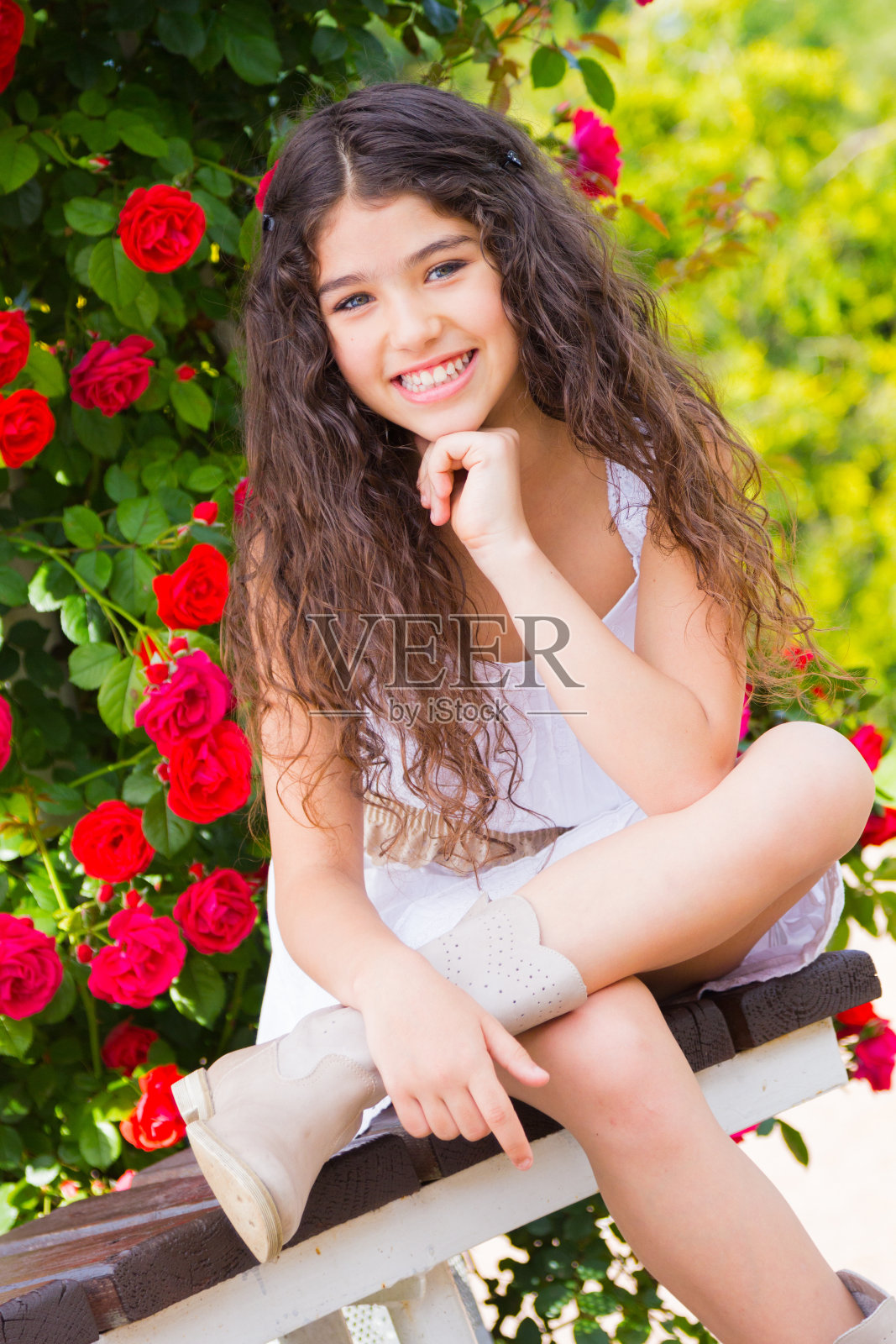 眼睛闪闪发光的小女孩照片摄影图片