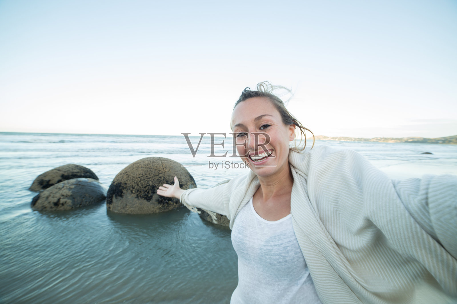 摩拉基巨石：女子自拍照片摄影图片