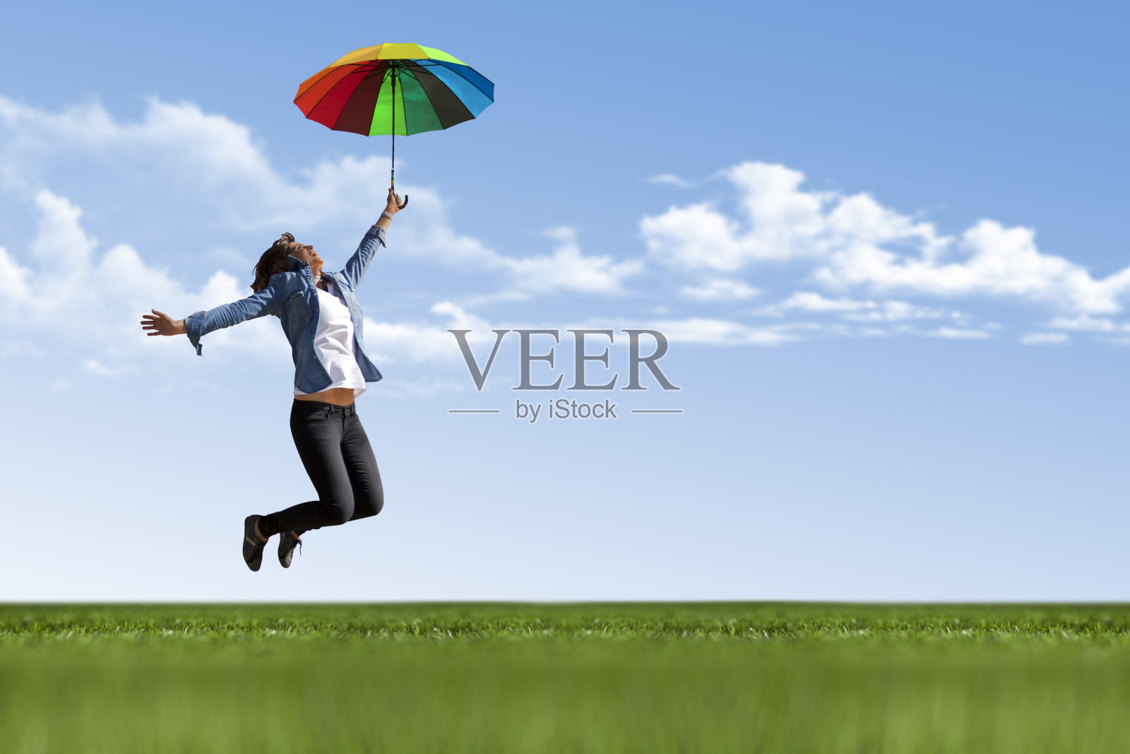 年轻女子拿着伞跳着照片摄影图片