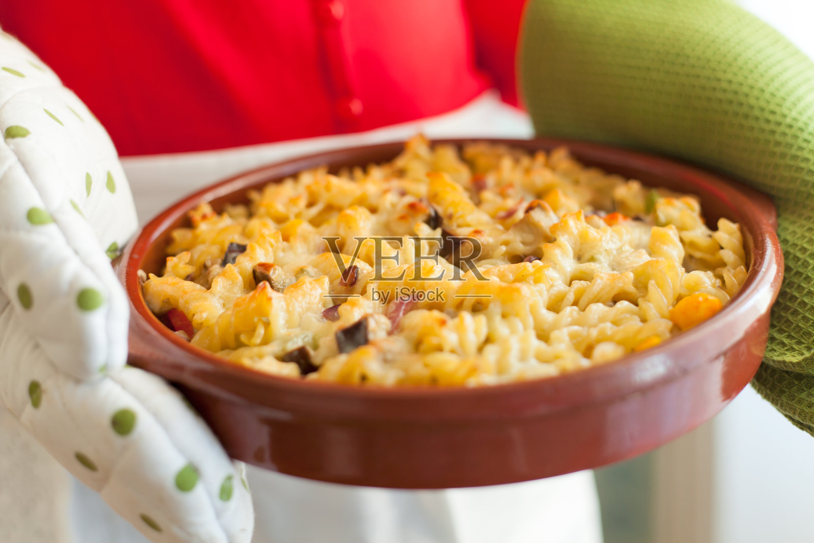 拿着一盘意大利面的女人照片摄影图片