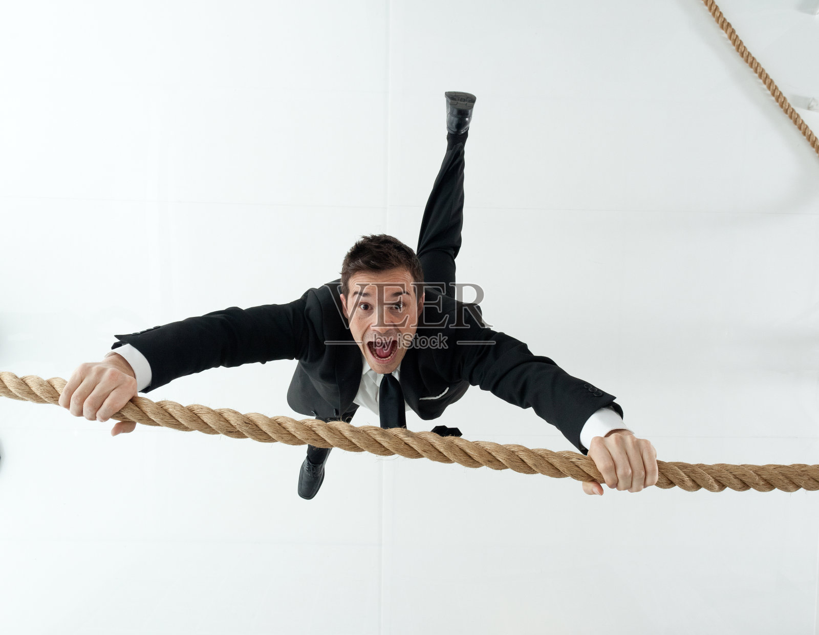 上图是商人挂在绳子上的情景照片摄影图片