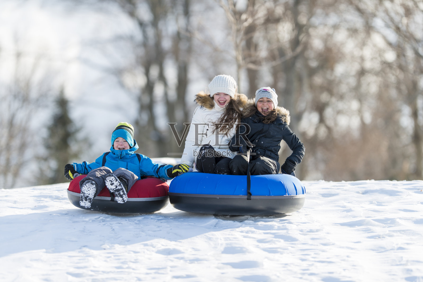 冬天的乐趣在托比根山照片摄影图片