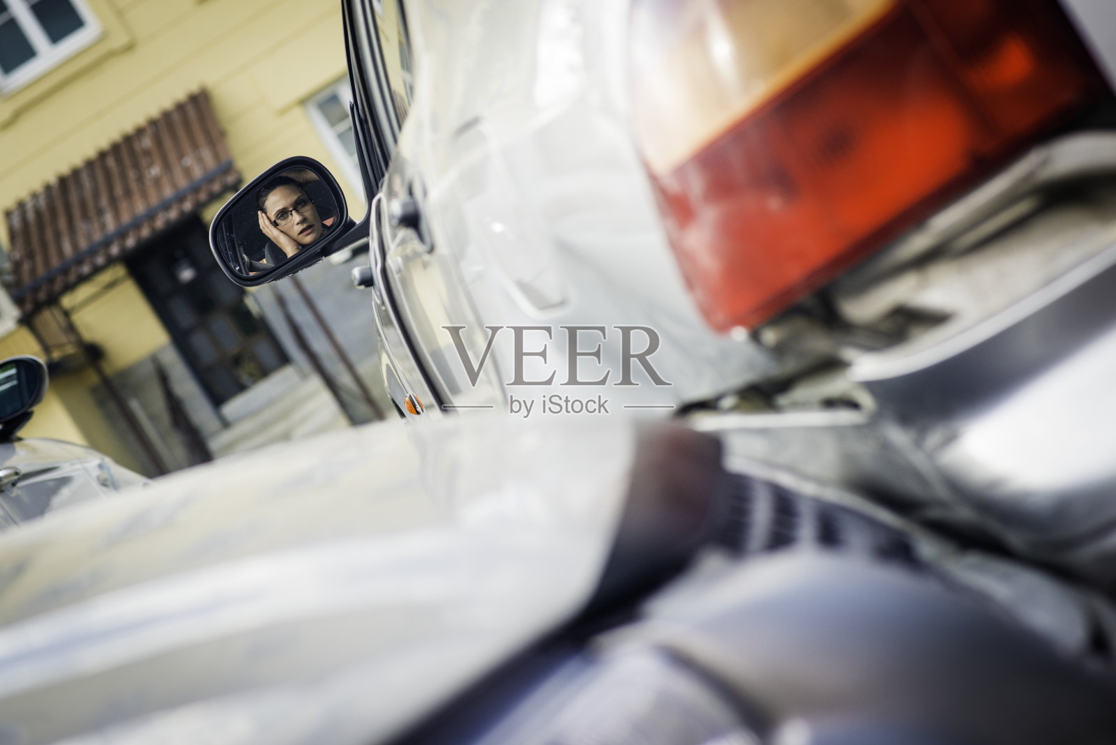 一名妇女在停车场发生事故照片摄影图片