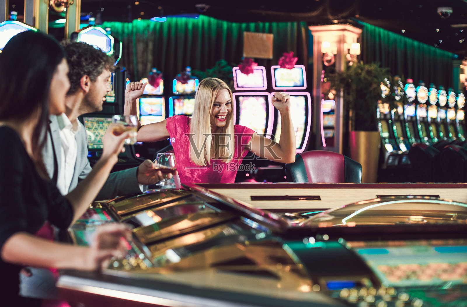 朋友们在赌场玩轮盘赌照片摄影图片