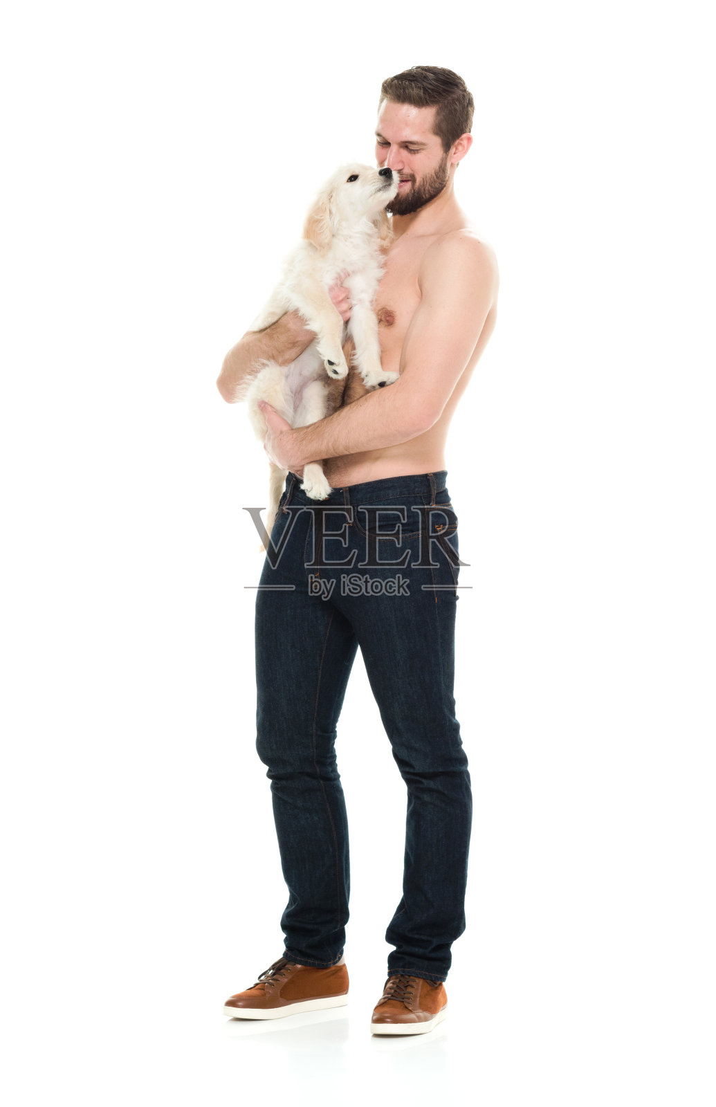 赤裸上身的肌肉男拥抱他的狗照片摄影图片