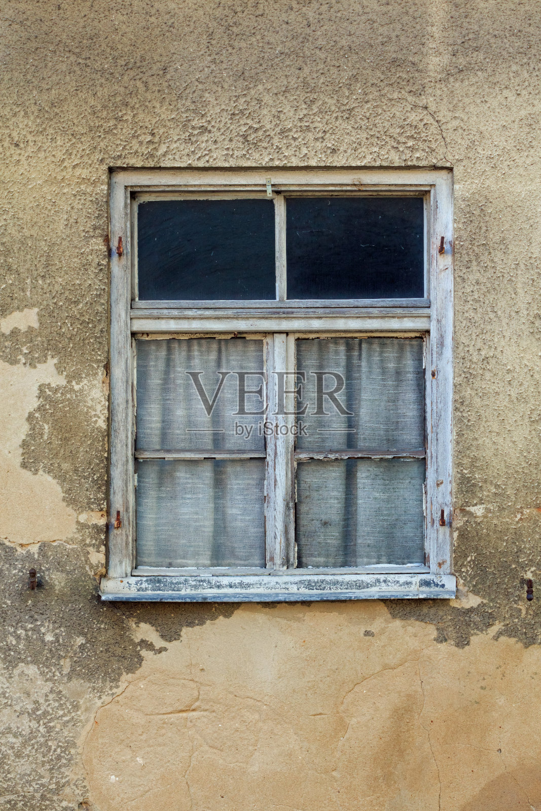 巴伐利亚州斯瓦比亚——一所破旧房子里的旧窗户照片摄影图片