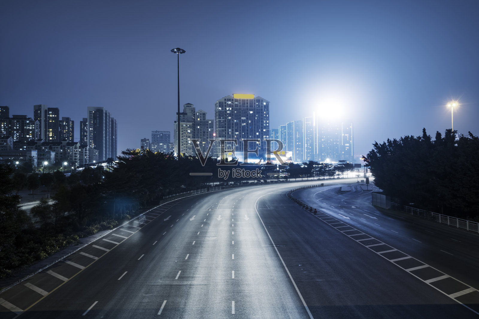 现代城市夜间的交通状况照片摄影图片