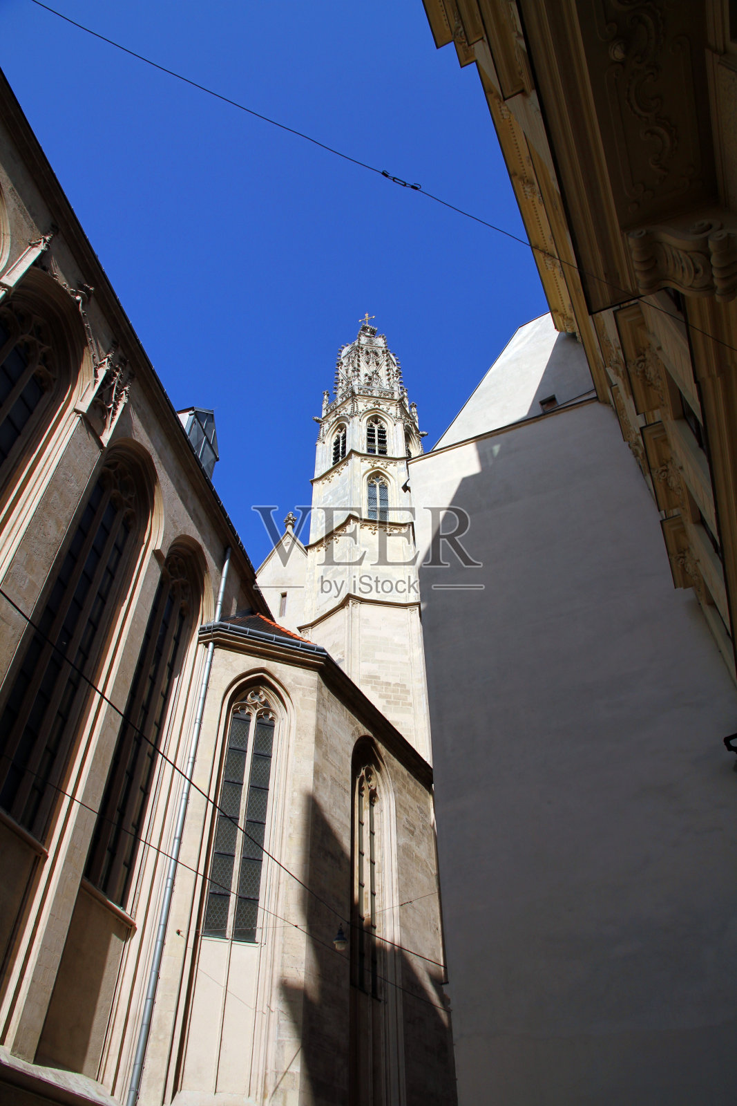 小巷里的塔楼照片摄影图片