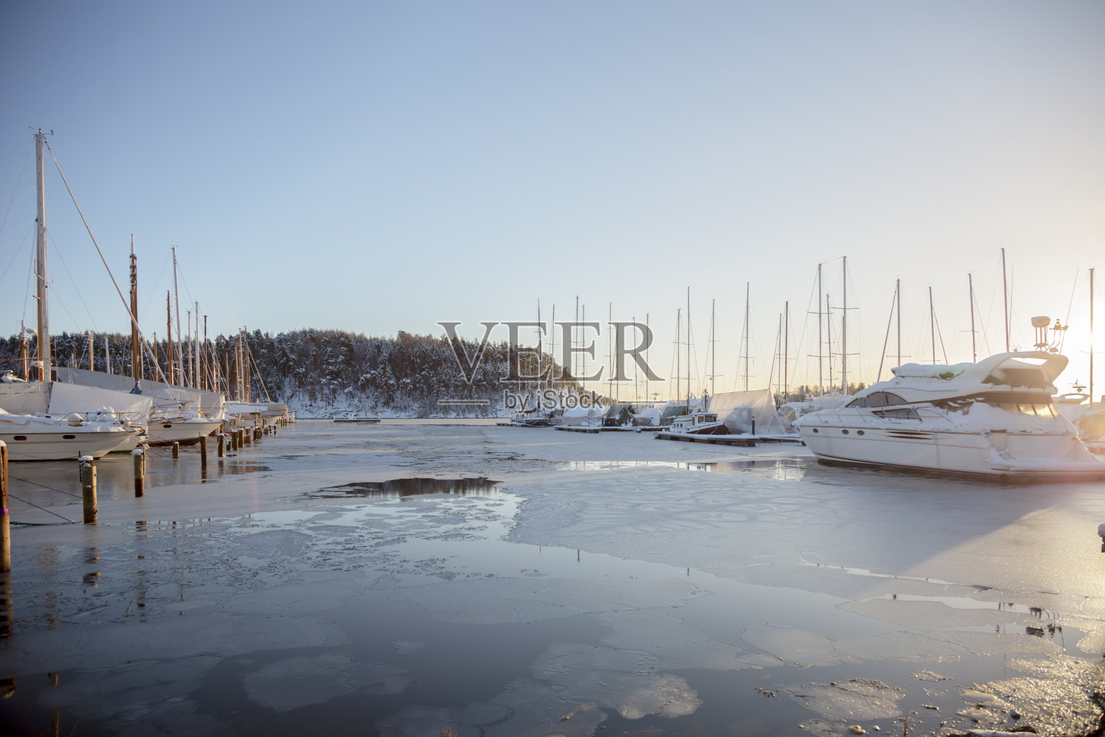 冬日日落时的港湾。照片摄影图片