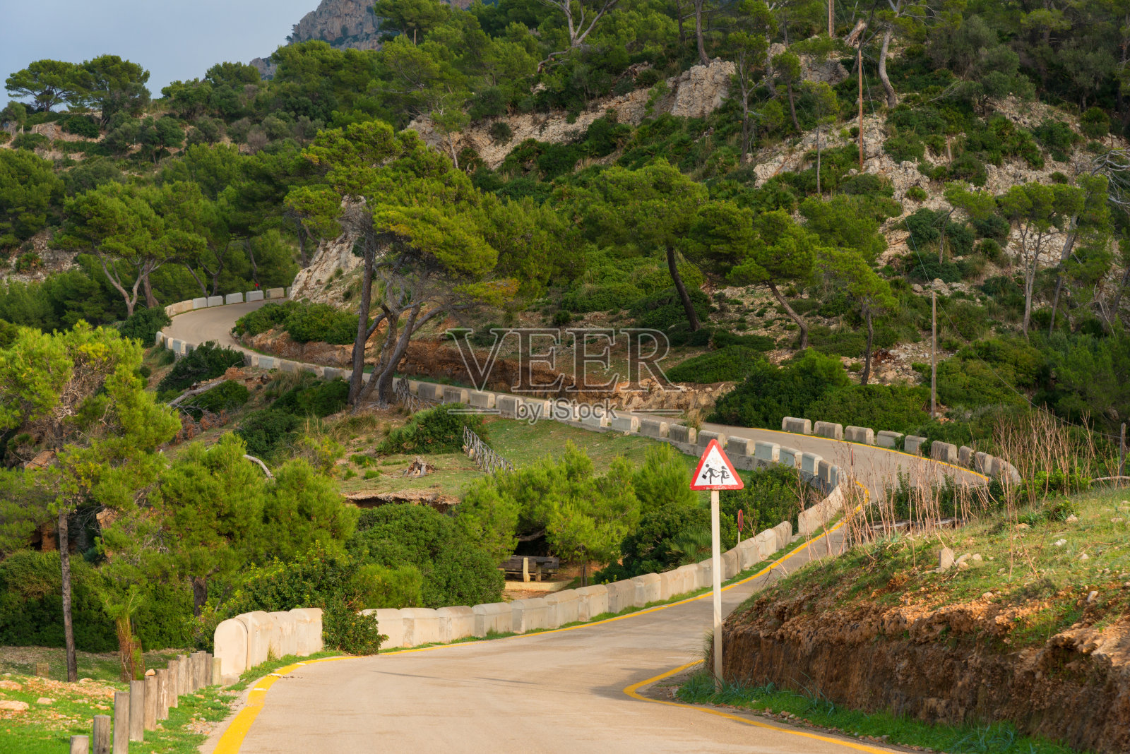 西班牙马略卡岛的蛇形公路照片摄影图片