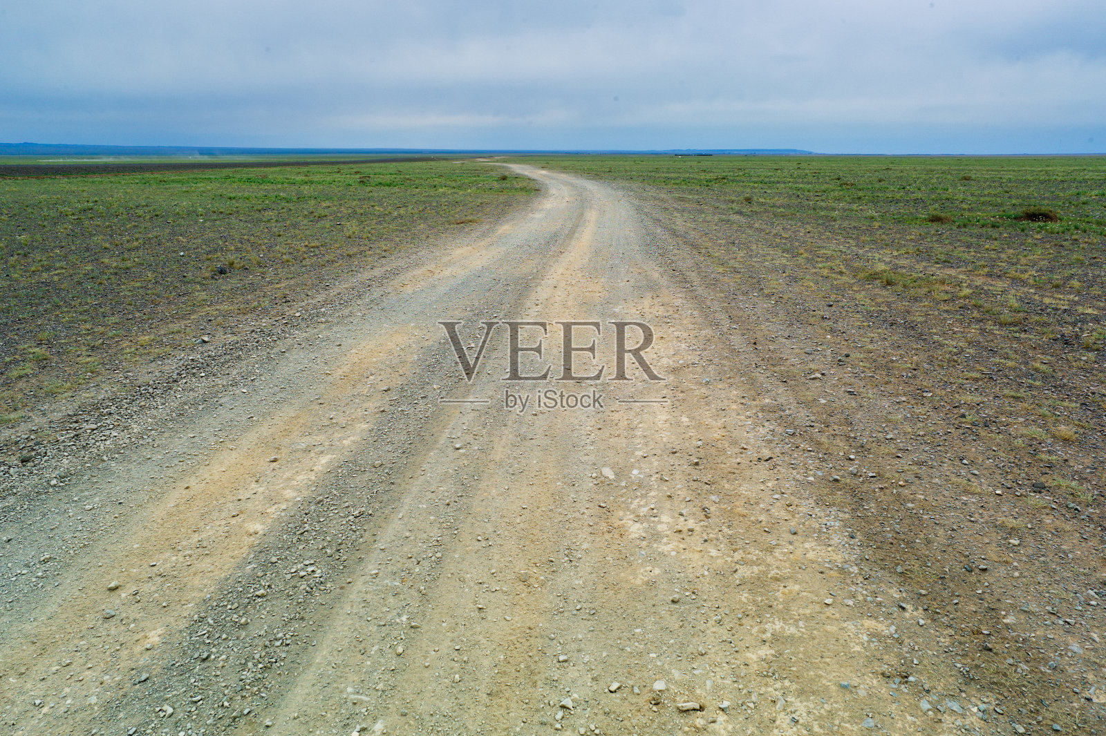 戈壁沙漠的土路照片摄影图片