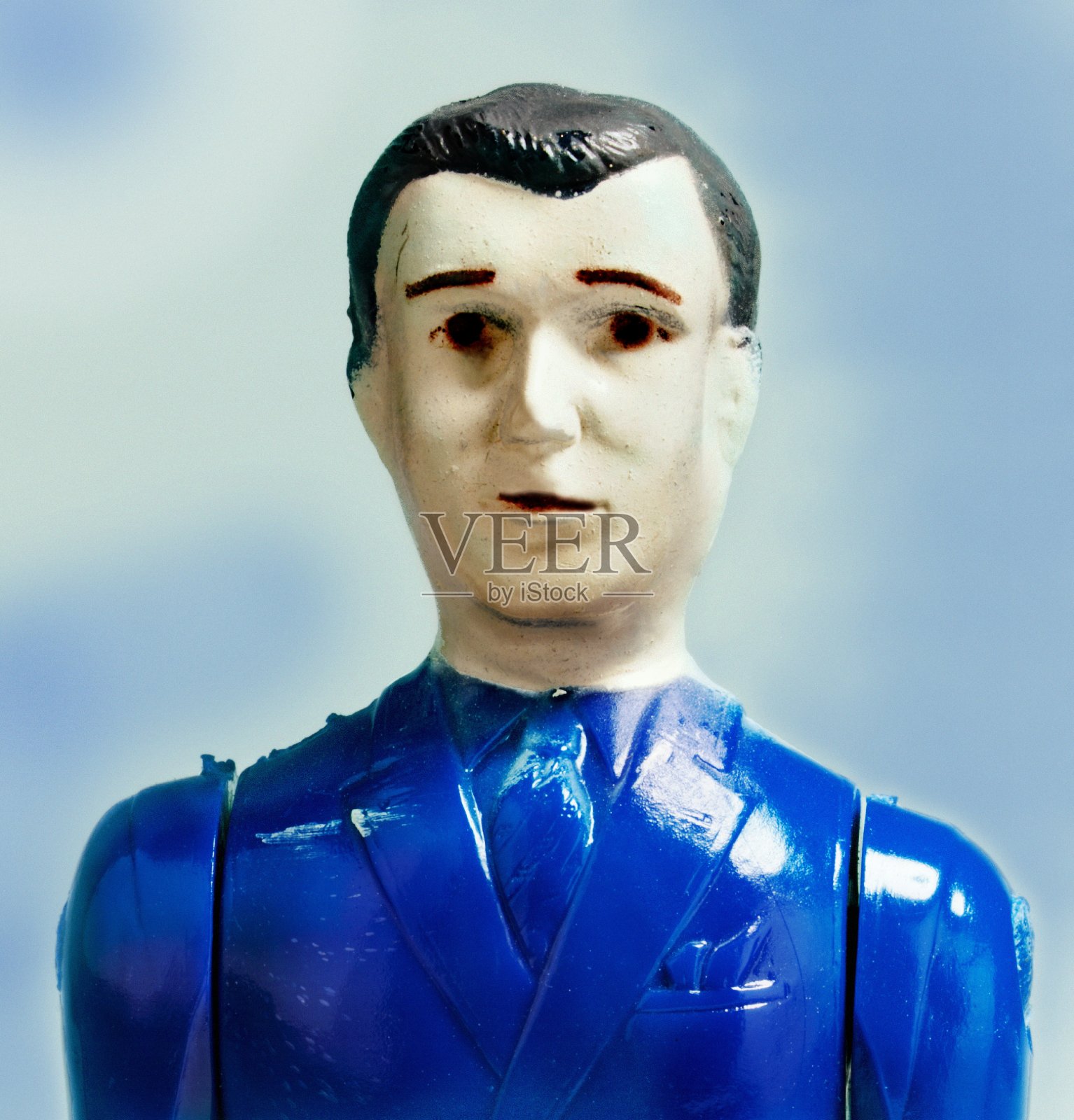 穿亮蓝色衣服的困惑男人照片摄影图片