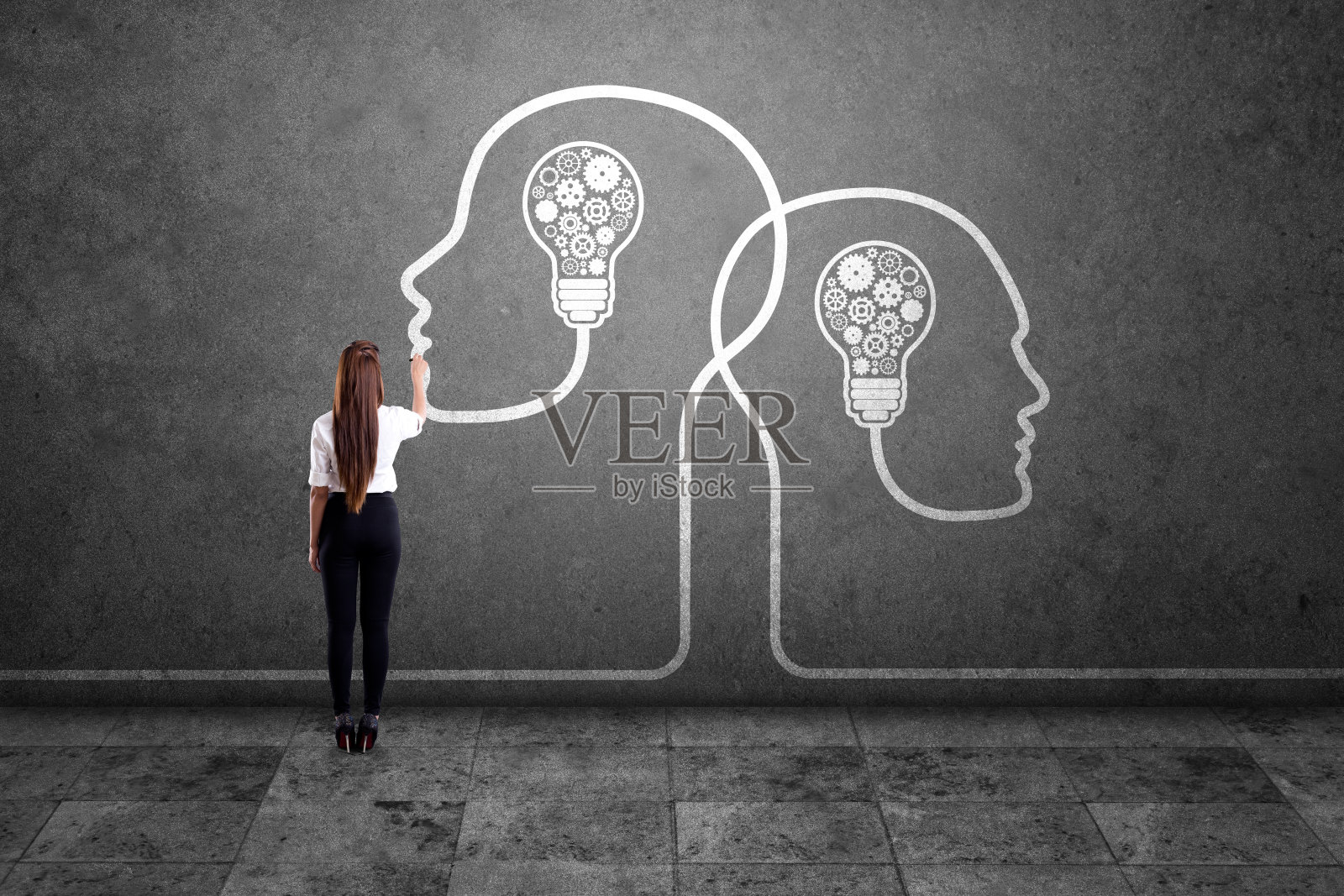 女商人用灯泡和齿轮画人头照片摄影图片