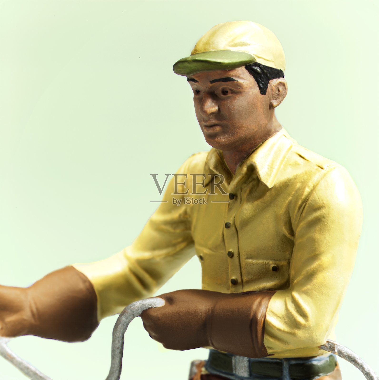 穿黄衬衫戴黄帽子的人照片摄影图片