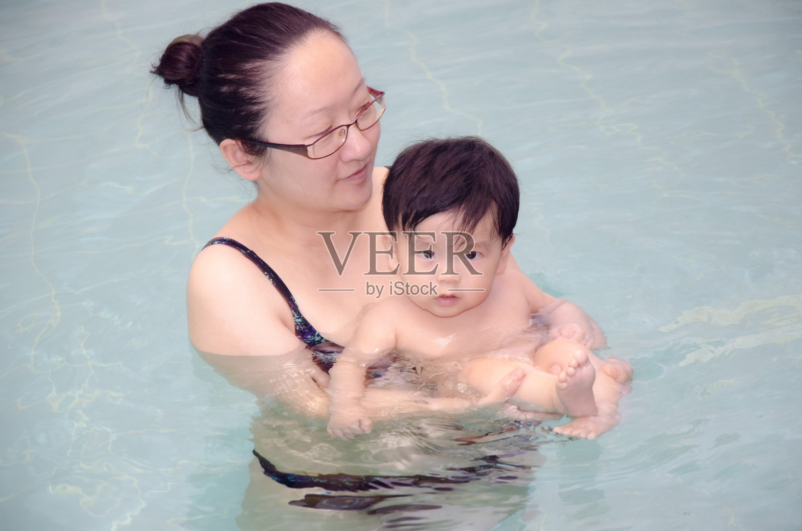 亚洲宝宝和妈妈在泳池边照片摄影图片