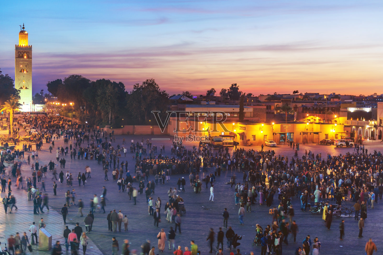 晚上Djemaa El Fna广场，马拉喀什，摩洛哥照片摄影图片