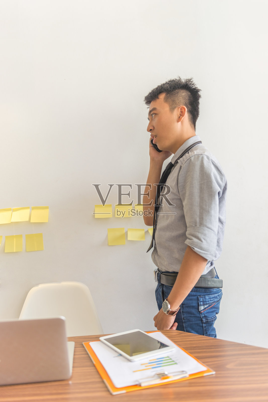 忙碌的年轻人用智能手机预约客户照片摄影图片