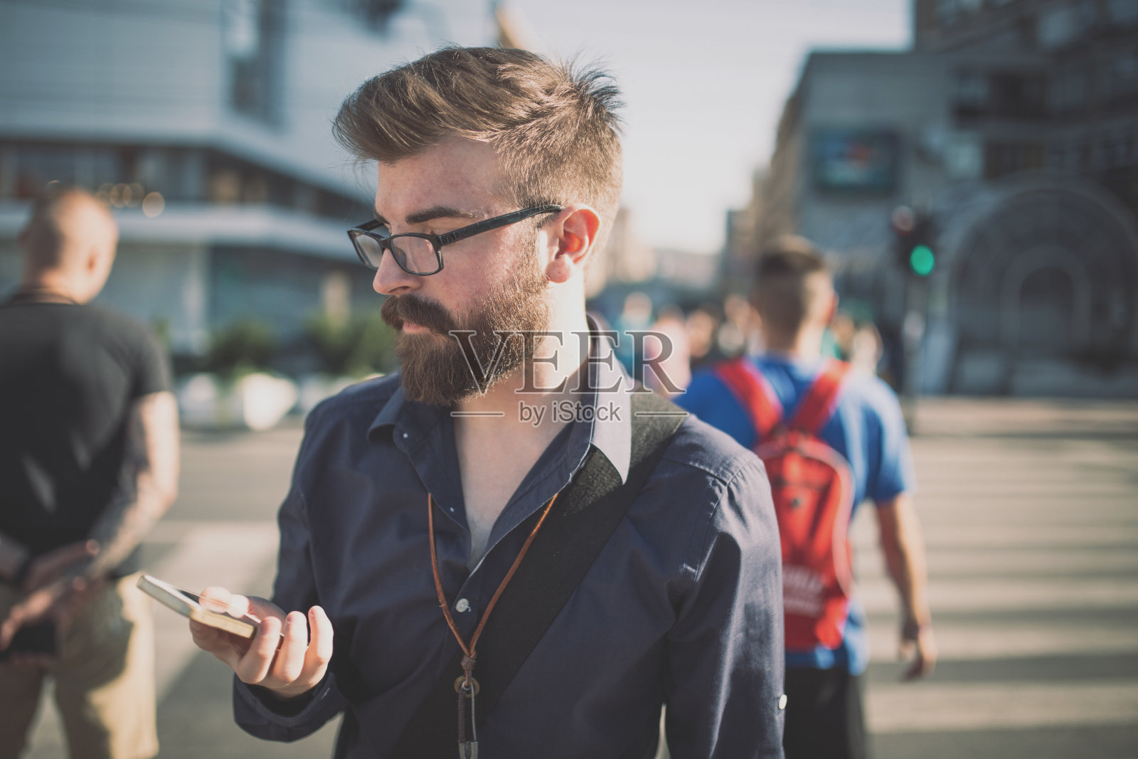 现代手持移动的人照片摄影图片