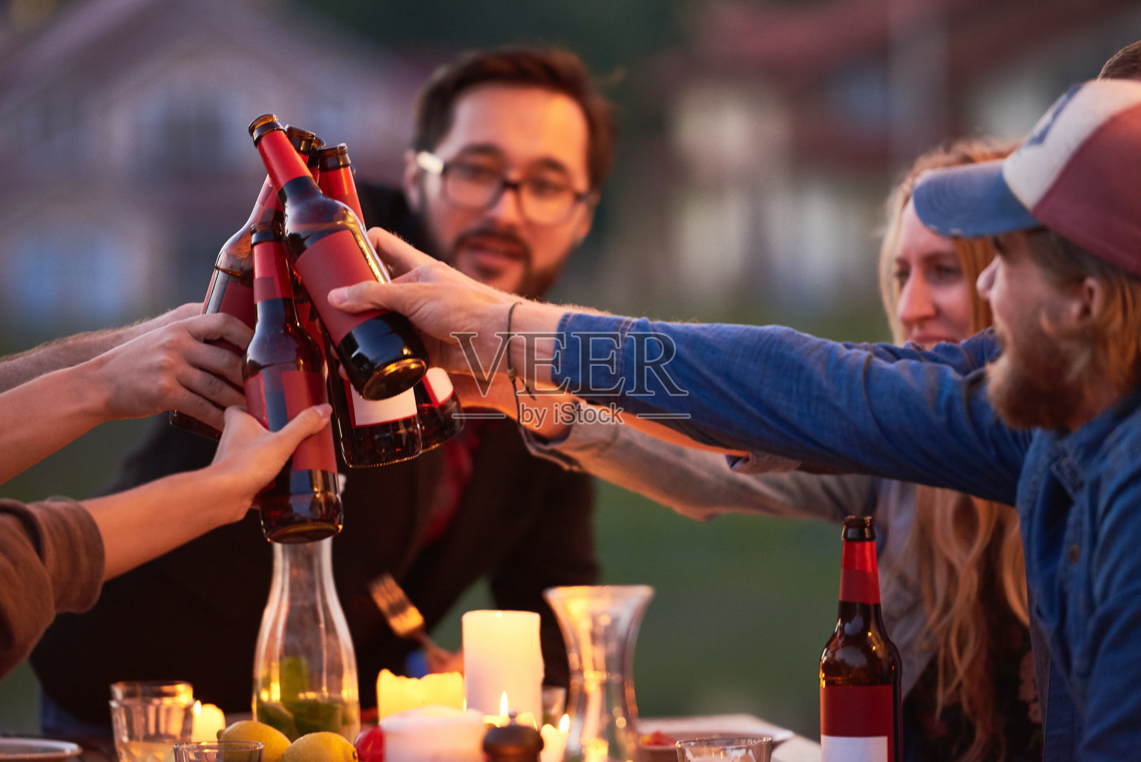 朋友们在后院聚会上敬酒照片摄影图片