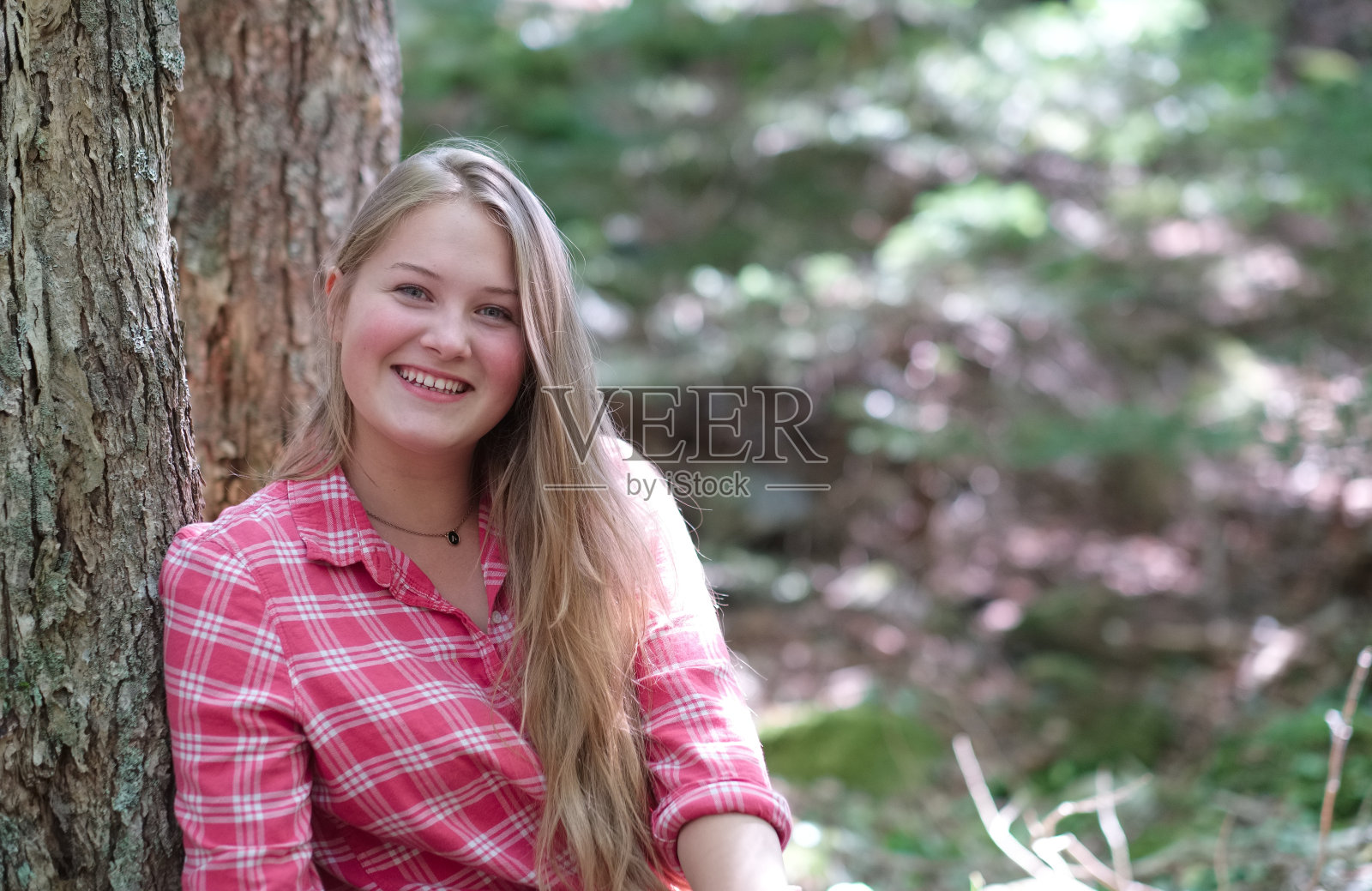 森林里的少女肖像。照片摄影图片