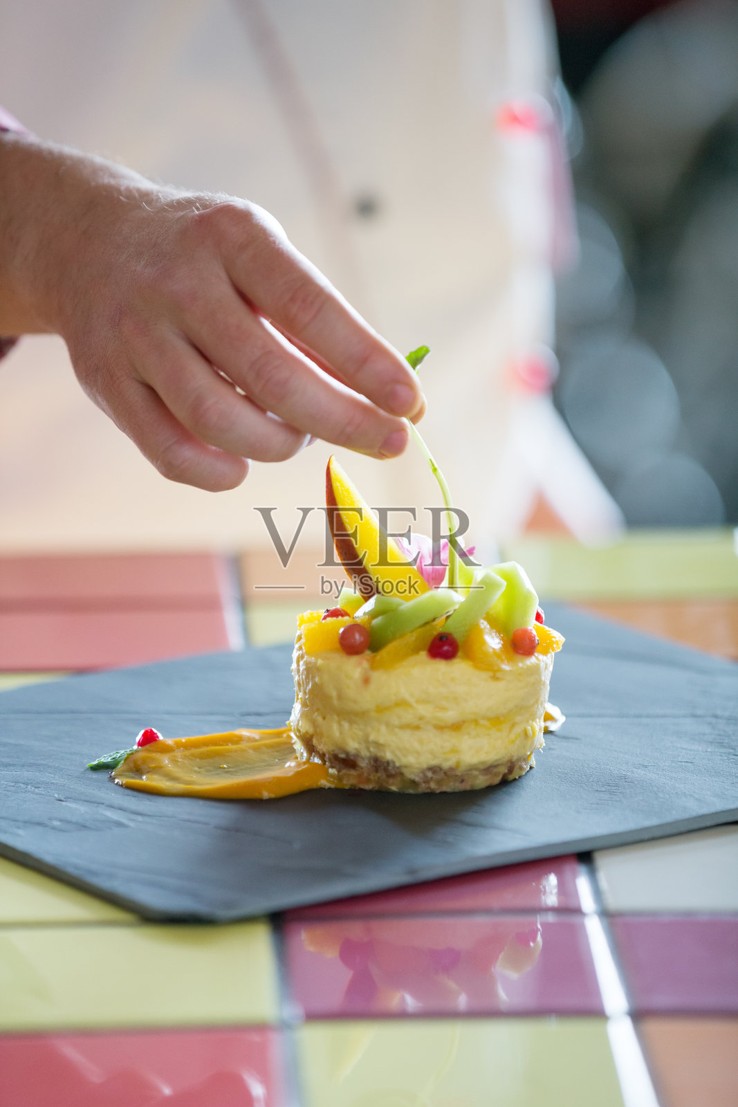 糕点师装饰慕斯蛋糕照片摄影图片