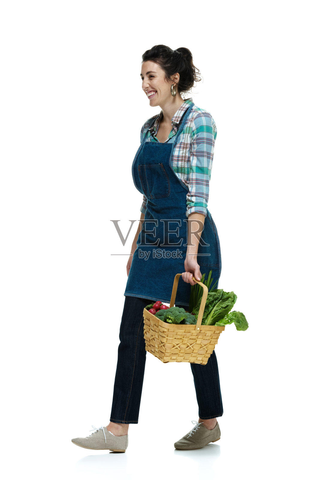 微笑的农民抱着菜篮子行走照片摄影图片