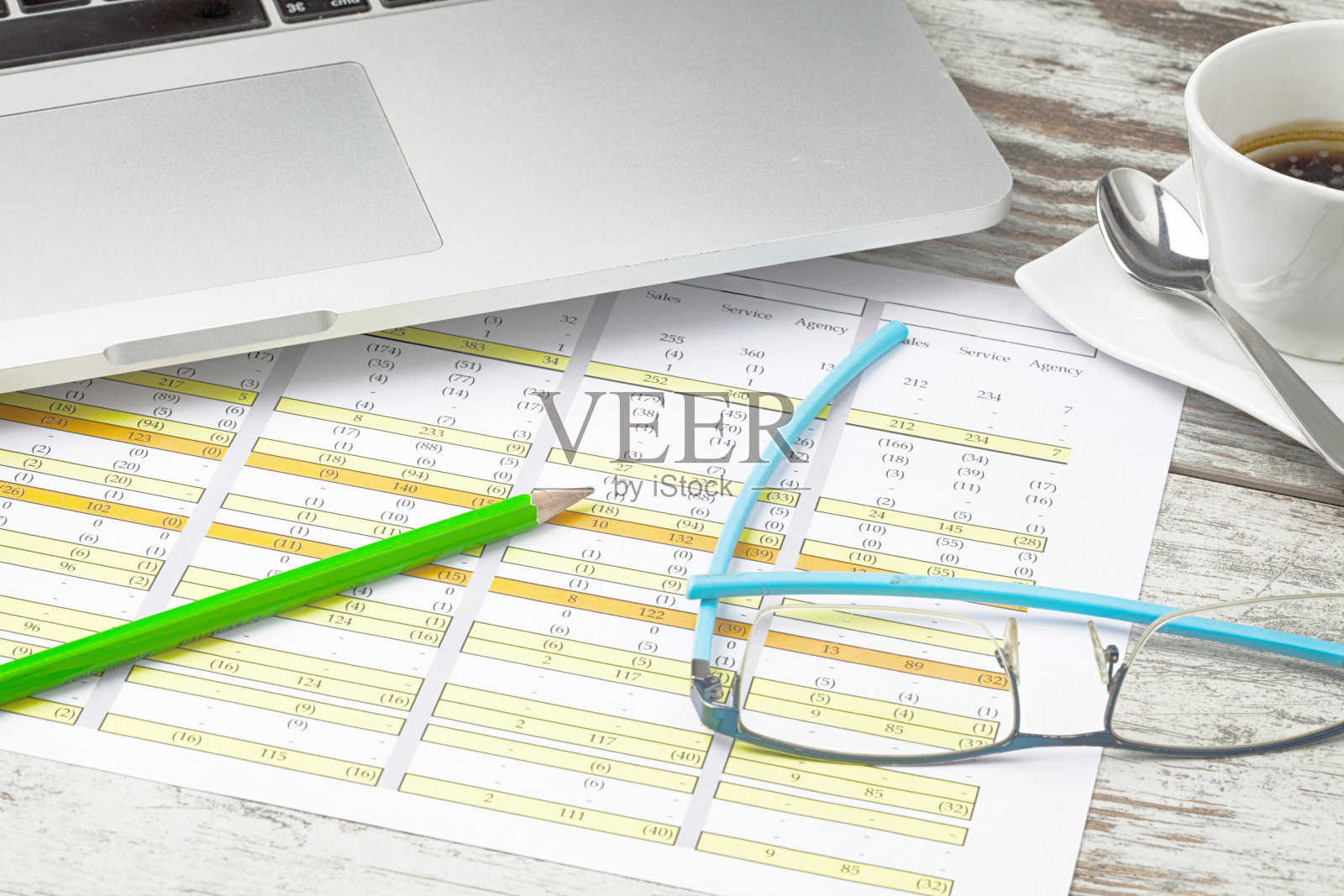 桌子上照片摄影图片