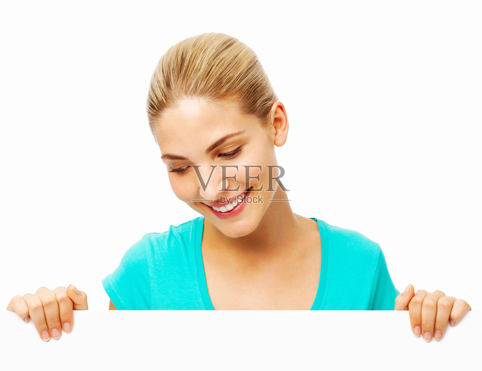 看海报的漂亮女人照片摄影图片