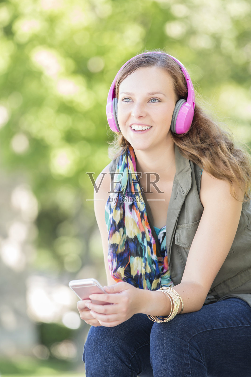 年轻的白人女人听音乐照片摄影图片