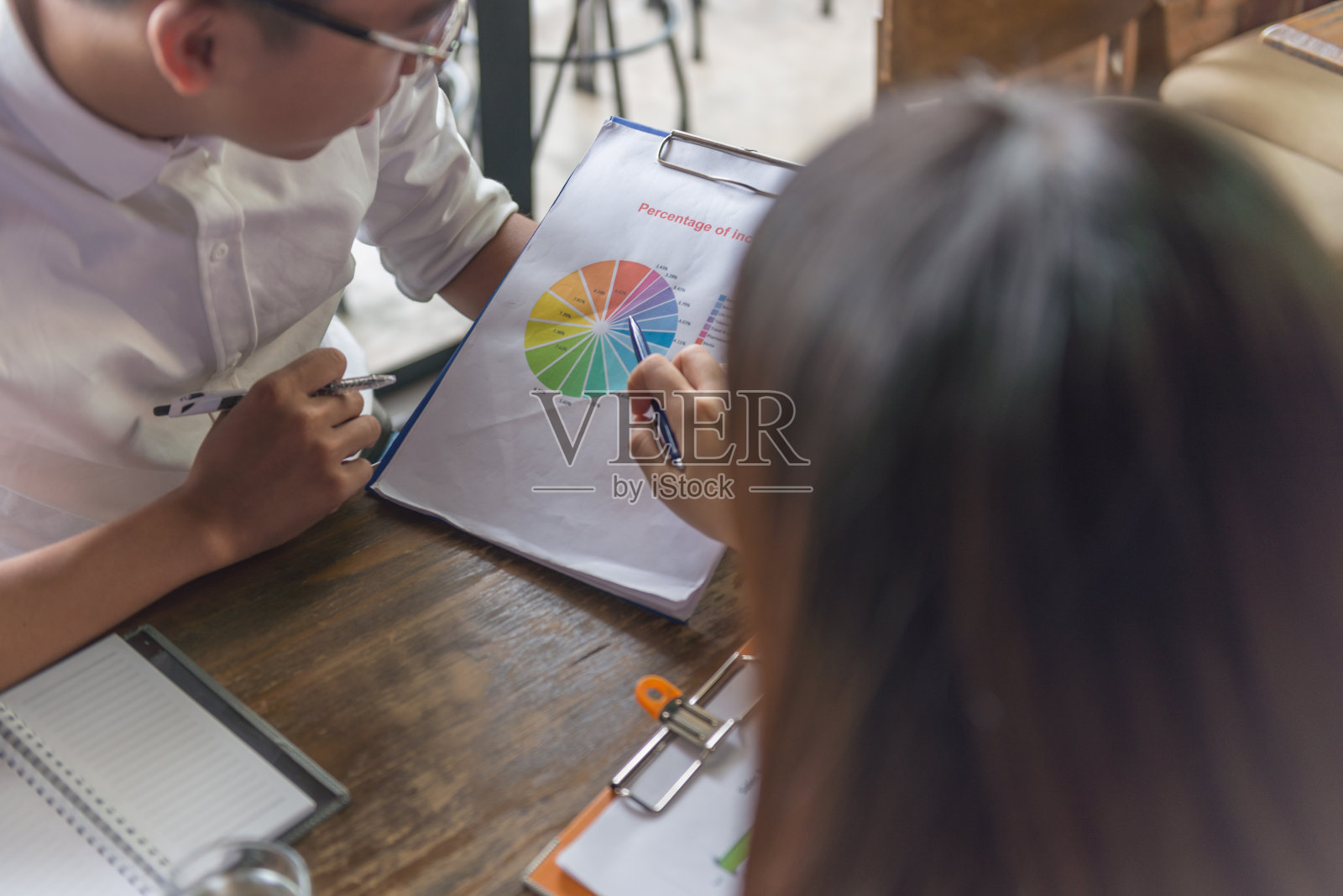 两组成员讨论收入报告照片摄影图片