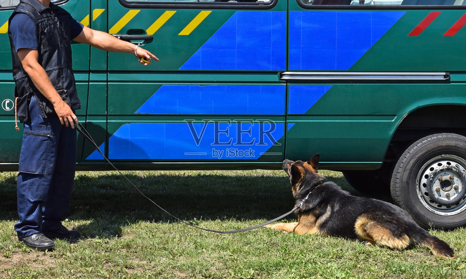 一个警察带着他的狗照片摄影图片