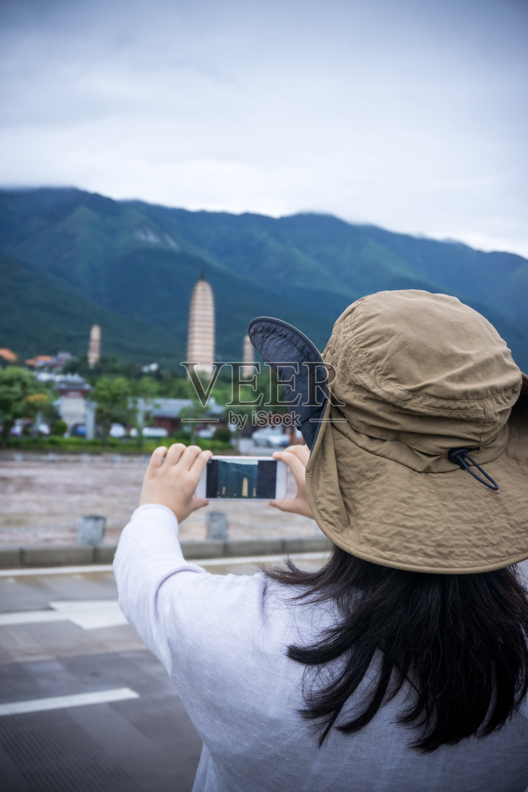 美女拍照三塔照片摄影图片