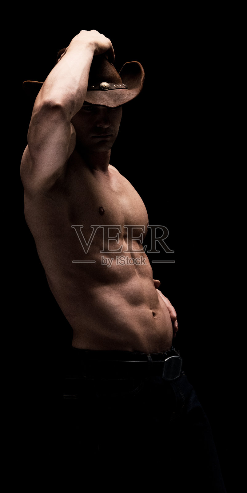 赤裸上身的牛仔摆姿势照片摄影图片